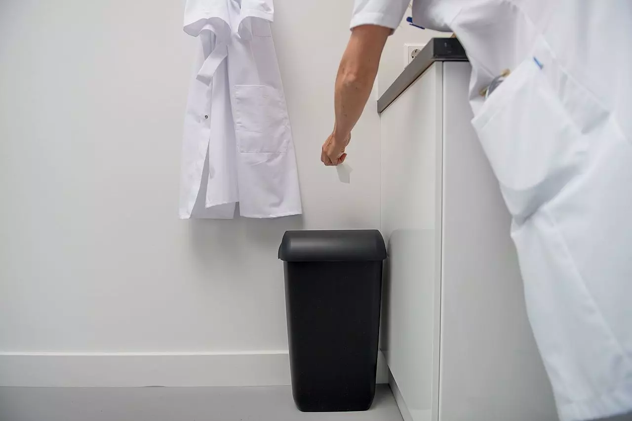 Afvalbak 23 liter met open inworp Zwart Quartz