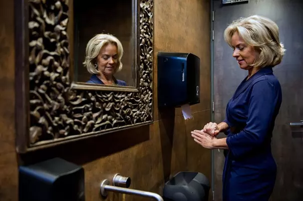 Dispenser handdoek Quartz mini-matic zwart 318x310x185mm