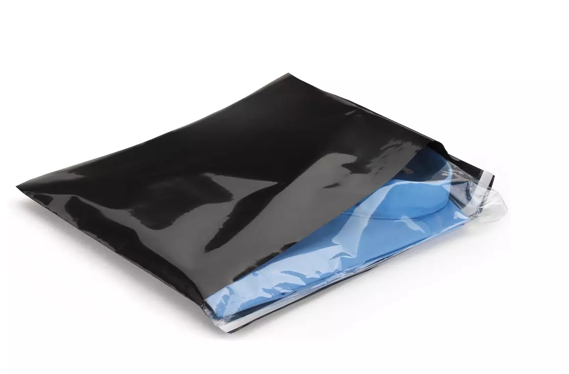 Plastic verzendzakken met enkele plakstrip zwart 50x46cm 125 stuks