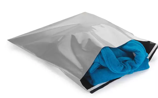 Plastic verzendzakken met enkele plakstrip zilver 40x30cm 125 stuks